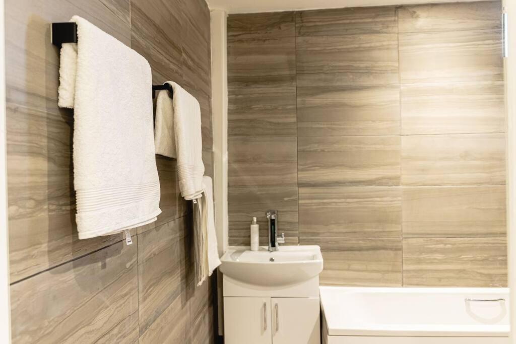 2 Bed With Free Parking Apartment London Luaran gambar